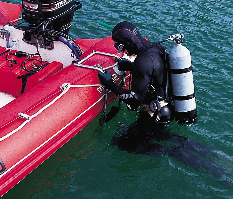 Schlauchbootbadeleiter mit Unterwasserplattform